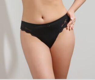 Sorte plussize trusser med blonder og dekorative detaljer, behagelig pasform til hverdagsbrug.