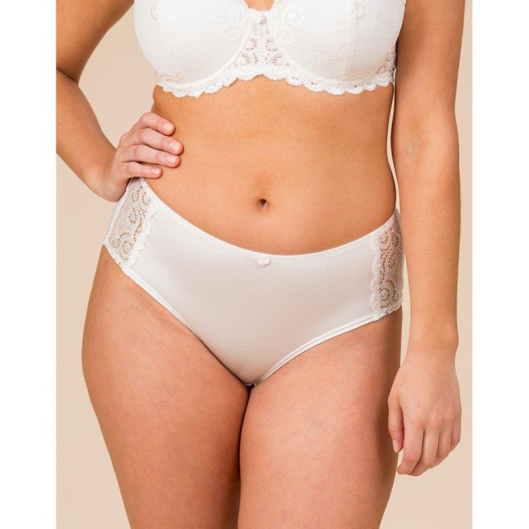 Hvid plussize trusse med blonder detalje og matchende BH, lavet til komfort og stil.