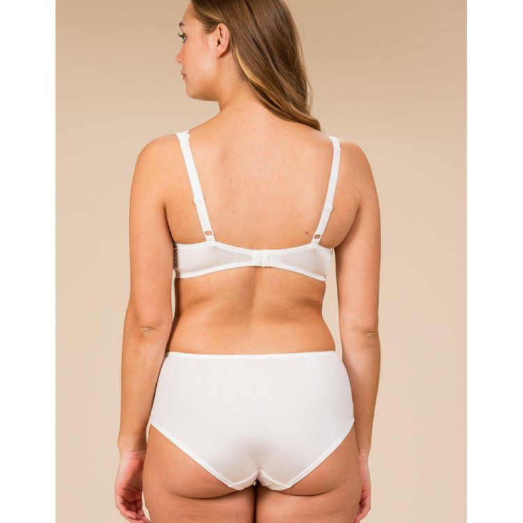 Hvid plussize trusse og justerbar BH med bøjler set bagfra, designet til komfort og støtte.