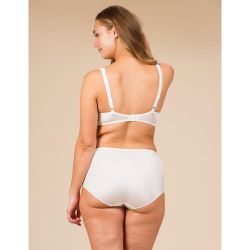 Højtaljede plussize trusser i hvid med elastiske kanter og matchende BH-stroppesystem.