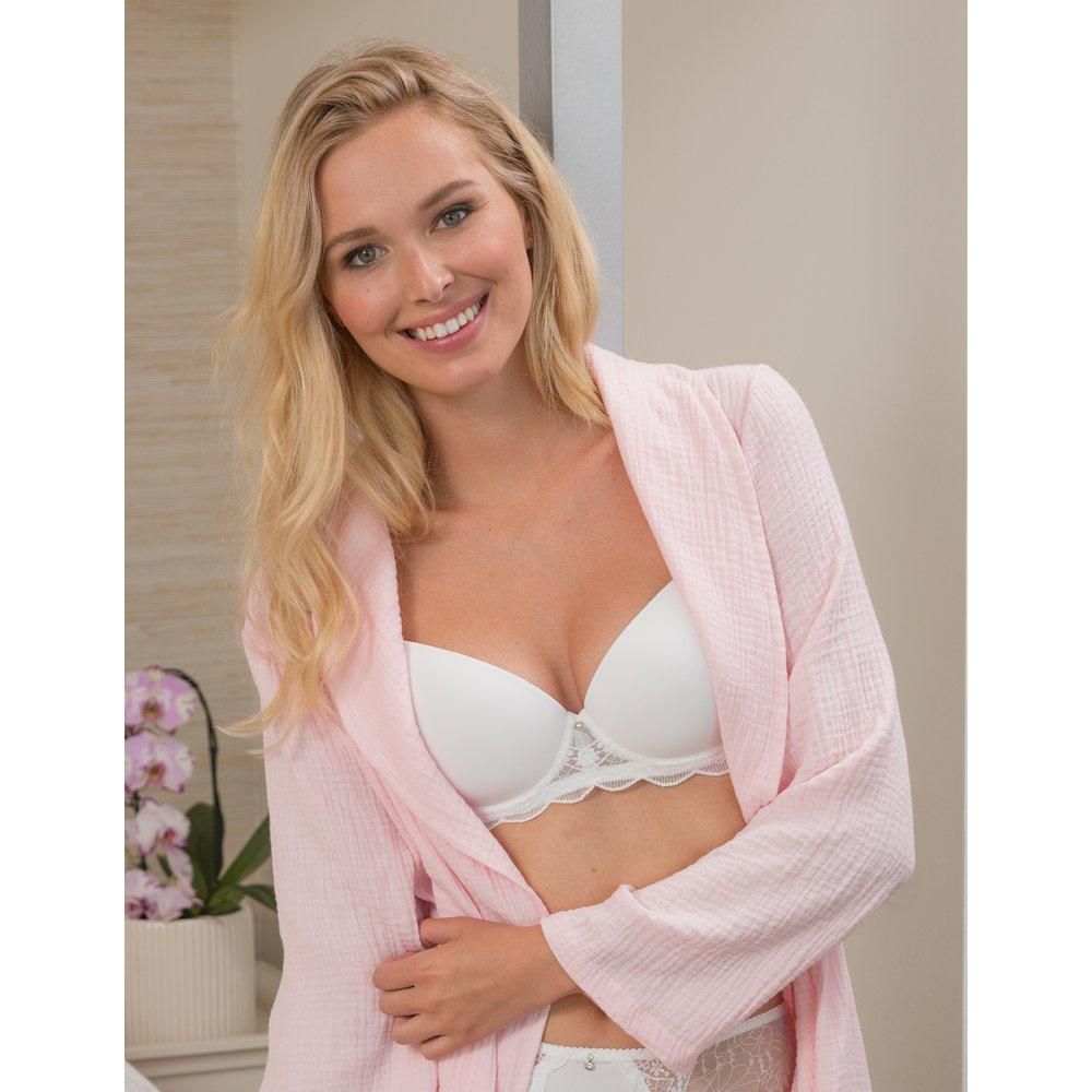Hvid plussize balconette-BH med detaljeret blondekant, præsenteret med en let åben lyserød morgenkåbe.