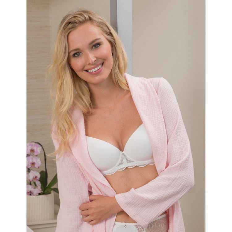 Hvid plussize balconette-BH med detaljeret blondekant, præsenteret med en let åben lyserød morgenkåbe.