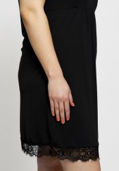 Sort plussize underkjole med elegant blonderand fra No. 1 by OX, perfekt til lag-på-lag styling.