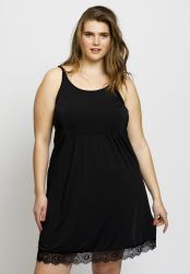 Sort plussize underkjole med blonder fra No. 1 by OX, designet med behagelig pasform og elegant detalje ved kanten.