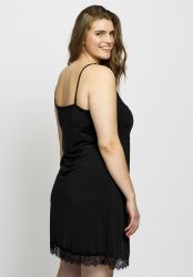 Sort plussize underkjole med blonder fra No. 1 by OX, der fremvises med trekvartprofil og smil.
