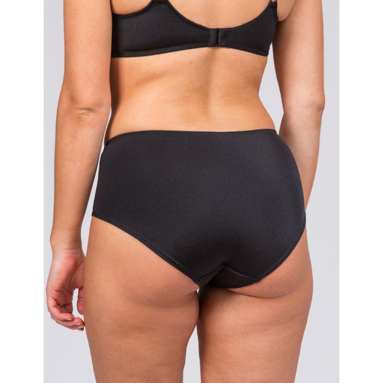 Sort plussize højtaljet trusse og matchende bh i komfortabelt design, egnet til hverdagsbrug.