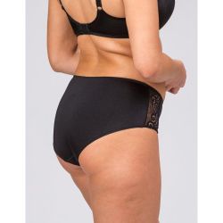 Plussize sort blondekantet trusse og tilhørende BH i komfortabelt design velegnet til daglig brug.
