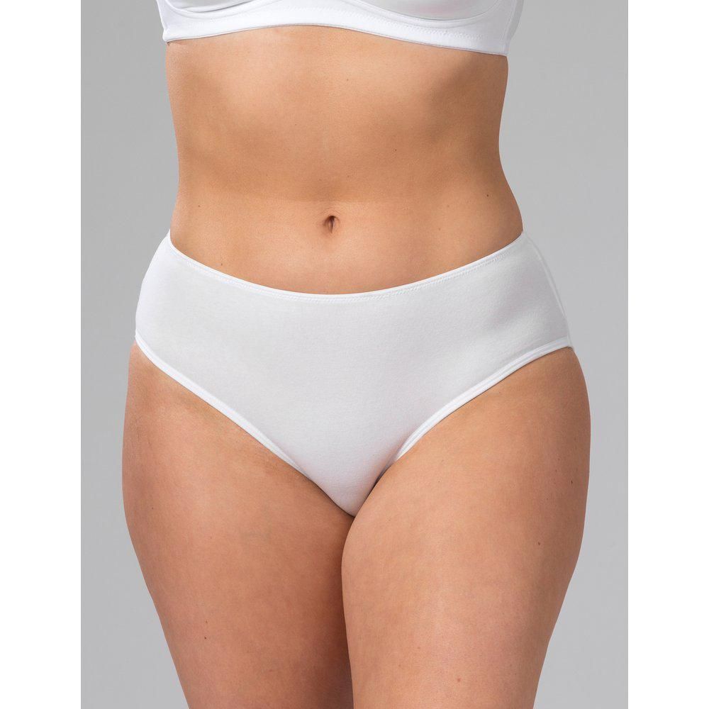 Hvid plussize trusse med høj talje og komfortabel pasform, ideel til daglig brug.