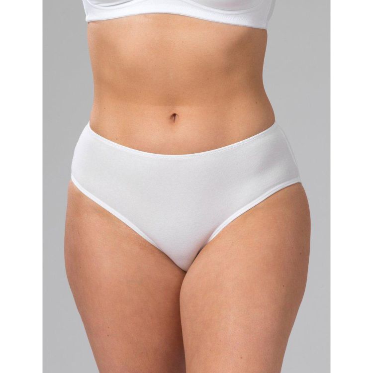 Hvid plussize trusse med høj talje og komfortabel pasform, ideel til daglig brug.