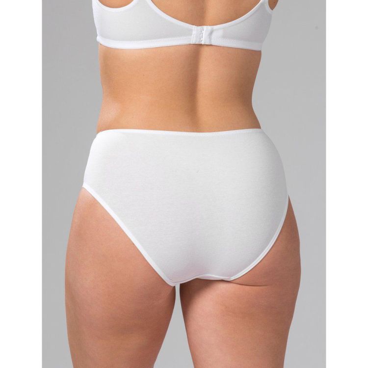 Plussize højtaljede hvide trusser i strækbart materiale, designet til komfort og pasform.