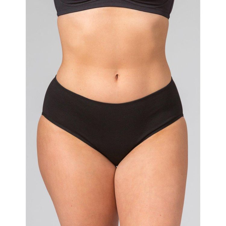 Sort plussize højtaljede trusser med behagelig pasform og diskret design, ideelle til hverdagstøj.