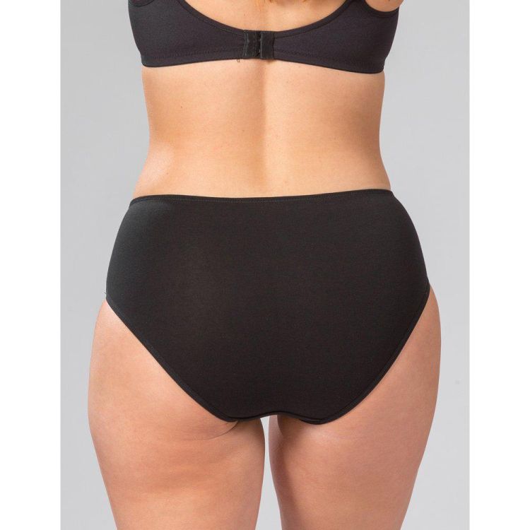 Sort plussize trusse med høj talje og komfortabel pasform, designet til støtte og stil.