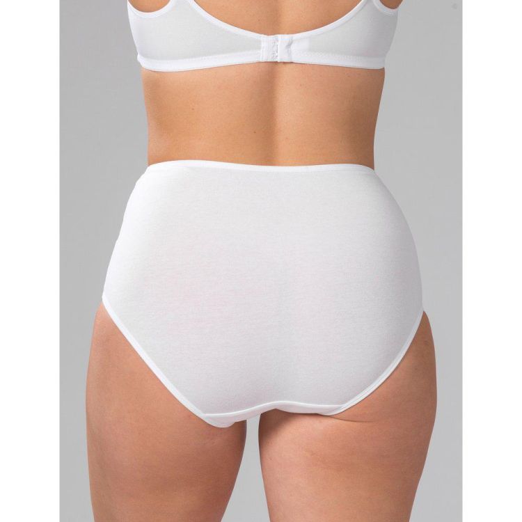 Hvid plussize trusse i fuld dækning med komfortabel pasform, designet til at give en flatterende silhuet.