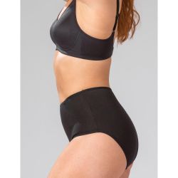 Sort komfortabel plussize højtaljet trusse og matchende BH set fra siden.