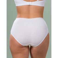 Hvid plussize trusse med dekorativ kant, højtaljet design og komfortabel pasform.