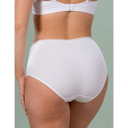 Højtaljede plus size trusser i hvidt, med diskret blondekant og behagelig pasform.
