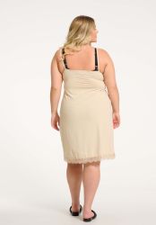 Beige plussize underkjole fra No. 1 by OX med draperet detalje og blondekant.