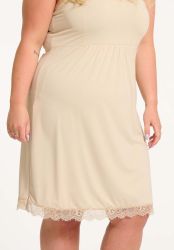 Beige plussize underkjole med blonder fra No. 1 by OX, der viser detaljen ved kanten og faldet.