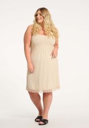 Beigefarvet plussize underkjole med blonder fra No. 1 by OX mod hvid baggrund.