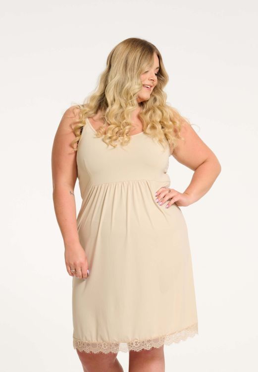 Beige plussize underkjole med blonder fra No. 1 by OX, vises med empiretalje og komfortabelt snit til hverdagsbrug.