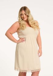 Elegant beige plussize underkjole med blondekant, fremvist på en lys baggrund - perfekt til både hverdag og fest.