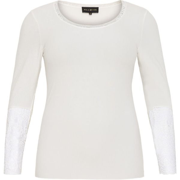 Langærmet hvid top med blonder på ærmerne, egnet til plussize hverdagstøj.