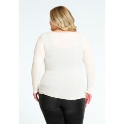 Langærmet hvid top i plussize, bådudskæring, set bagfra.