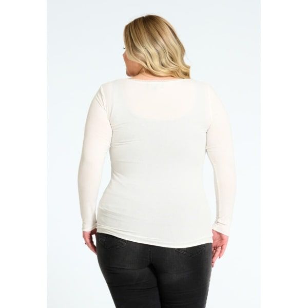 Langærmet hvid top i plussize, bådudskæring, set bagfra.