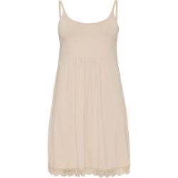 Beige plussize underkjole fra No. 1 by OX med blonder og fin detalje ved kanten.