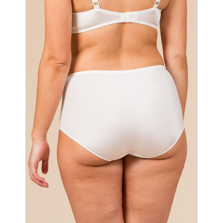 Plussize hvid trusse i fuld dækning med behagelig pasform og elastisk kant, i store størrelser.