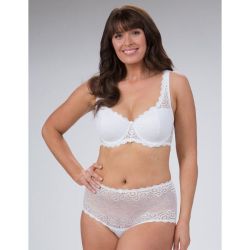 Hvid plussize blonder-bh og matchende højtaljede trusser med detaljerede blondermønstre, perfekt til hverdagskomfort og stil.