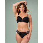 Sort plussize BH med blonder og matchende trusser præsenteret på en ensfarvet baggrund.