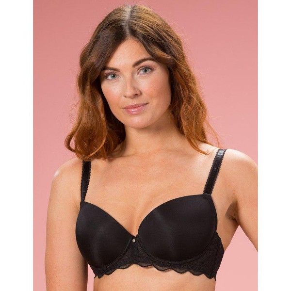 Sort plussize BH med blondekant og justerbare stropper fremvist foran ensfarvet baggrund.