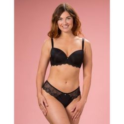 Sort plussize bh med blondekant og matchende trusser med detaljeret blondehyr. Komfort og elegance til enhver lejlighed.