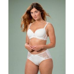 Elegant plussize hvid bh med blonder og matchende trusser, designet til komfort og stil.