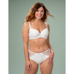 Elegant plussize bh med matchende højtaljede trusser i hvid med blonder.