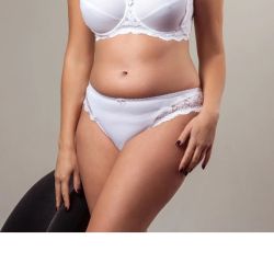 Hvid plussize blondekantet trusse med matchende bh, elegant undertøjsdesign til større størrelser.
