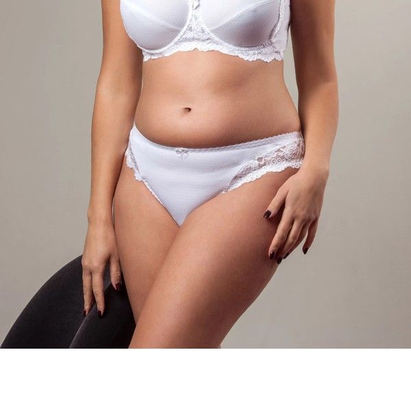 Hvid plussize blondekantet trusse med matchende bh, elegant undertøjsdesign til større størrelser.