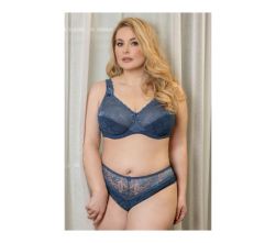 Elegant plussize blå blonde trusse og matchende bh præsenteret foran en lys gardin.