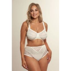 Elegant plussize blonde-bh med matchende højtaljede trusser i neutral farve.