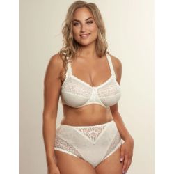 Elegant plussize blonde trusse i sart beige med matchende bh, designet til at fremhæve komfort og stil.