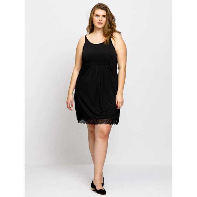 Sort plussize underkjole med blonder fra No. 1 by OX, vist på en neutral baggrund, egnet til festlige og daglige anledninger.