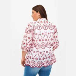 Bluse med kontrastfarvet broderi anglais bagpå