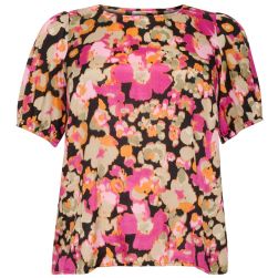 Farverig plussize bluse med kort ærme og blomsterprint i pink og orange nuancer på sort baggrund.