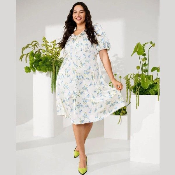 Blomstret Satinkjole med Pufærmer fra Zizzi