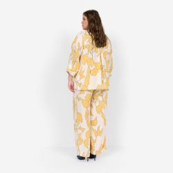 Viskose Skjorte i flot print. Set bagfra. Fås i alle plussize