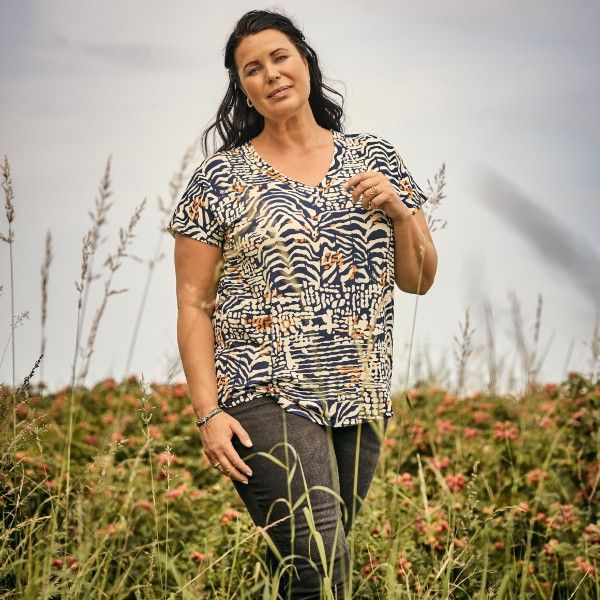 Skøn Daphne T-Shirt fra Zoey i Viskose Jersey kvalitet