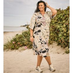 Smuk Lena Kjole fra Zoey. Fås i alle Plussize