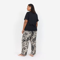 Sabina T-Shirt fra Wasabi Sort set bagfra
