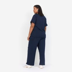 Sabina T-Shirt fra Wasabi Navy set bagfra